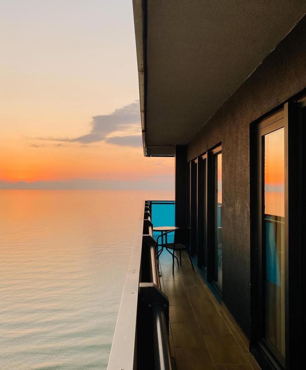 Luxury Panorama Sea View Apartment & Central Batumi Esterno foto